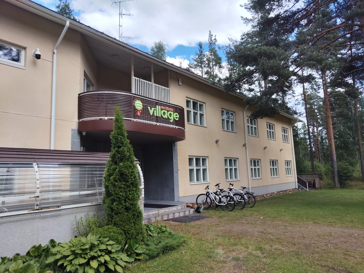 Здание Embria Village с вывеской на балконе